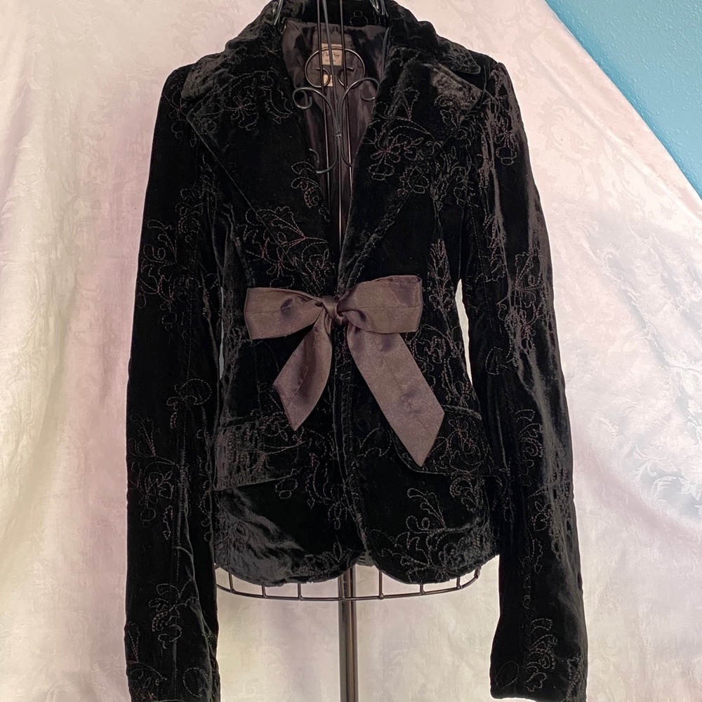 STUNNING embroidered GAP blazer feels like VELVET!